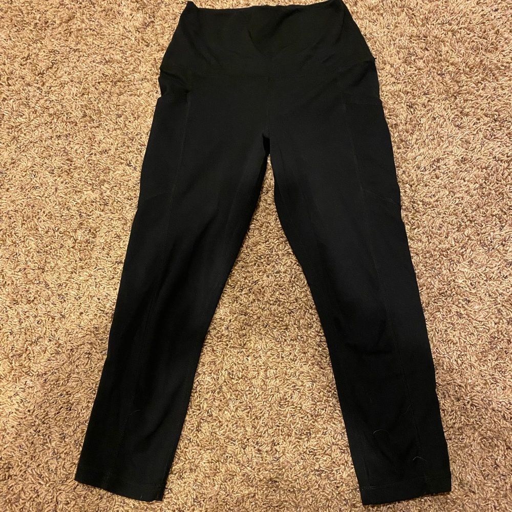 Yogalicious black leggings. Size medium capri style.